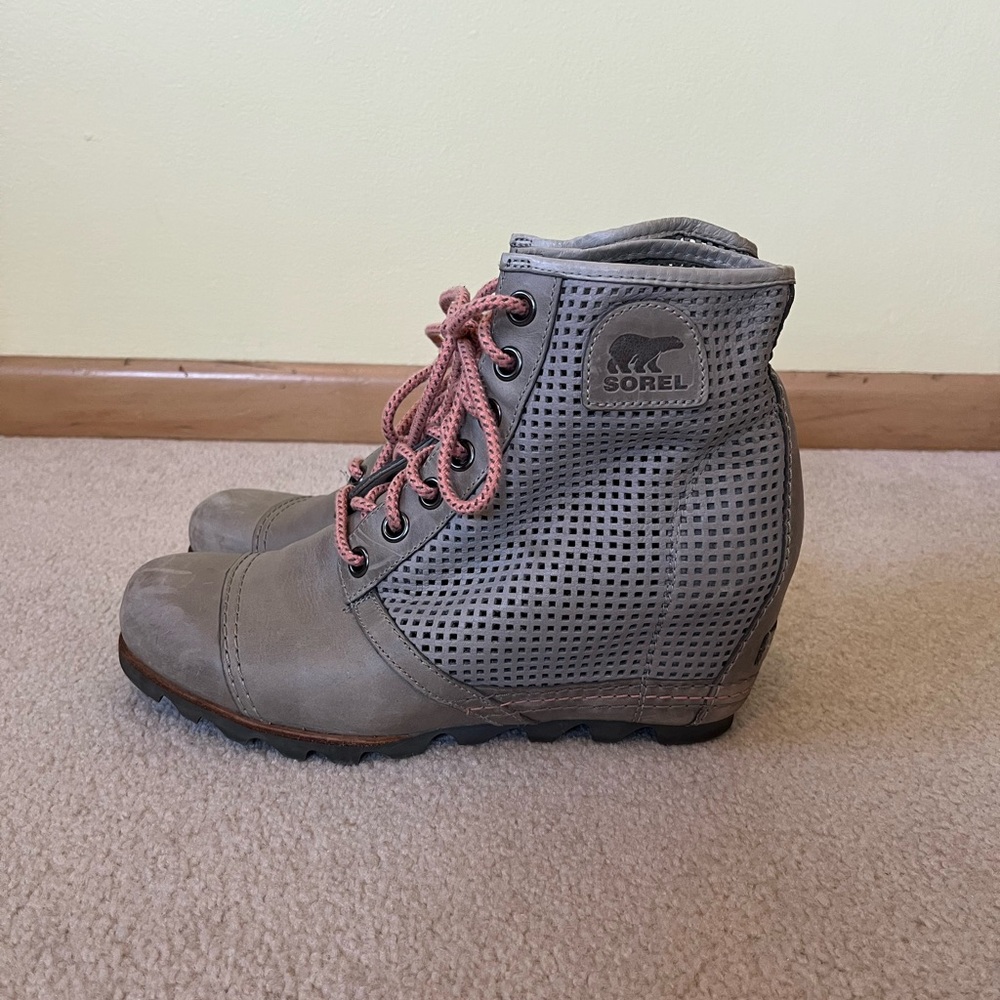 Sorel Women's Lace Up Gray and Pink Boots